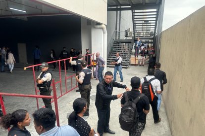 Cientos de personas llegaron en busca de empleo.