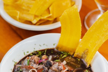 Este platillo viene acompañado de chifles