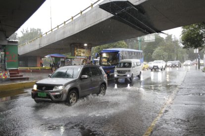 Las lluvias provocaron congestión vehicular en algunas calles de la capital.