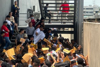 Los asistentes, exhaustos, levantaron sus hojas de vida con la esperanza de ser considerados pronto.