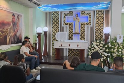 En el sector La Tolita, en una sala de velaciones, sus amigos y familiares se despidieron de Jonathan Sánchez.