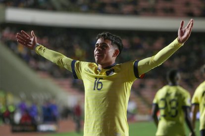 Kendry Páez de Ecuador celebra su gol en un partido de las Eliminatorias Sudamericanas para la Copa Mundial de Fútbol 2026.
