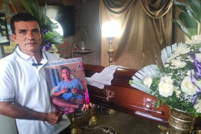 Luis Santos, padre del occiso, viajó desde Vinces hasta Chimborazo para retirar el cuerpo.