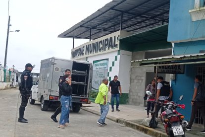 Hasta la morgue municipal llevaron los cuerpos de los jornaleros.