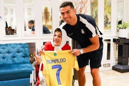 Cristiano Ronaldo abrazando a la pintora Fátima.