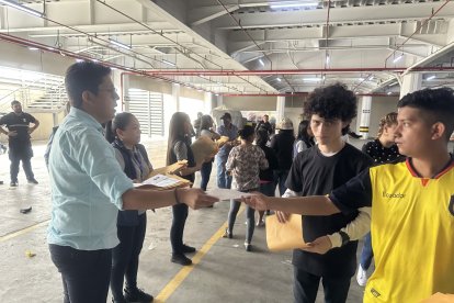 Personal del área de Talento Humano de Coral Hipermercados recogía los sobres con las hojas de vida de aspirantes que no pudieron ser entrevistados.