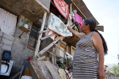 Los vecinos tuvieron que secar sus pertenencias por la mañana antes de que les caiga otra lluvia.