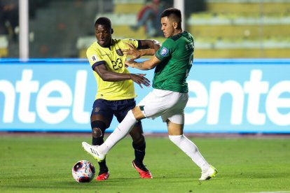 Moisés Caicedo (i) fue clave en el triunfo que Ecuador logró ante Bolivia, en la tercera fecha de las eliminatorias.