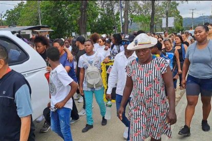 Familiares, amigos, comediantes locales y compañeros de trabajo de la Prefectura de Esmeraldas dieron el último adiós a La Polilla.