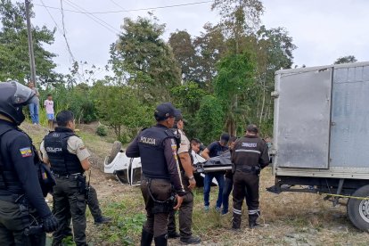 Agentes levantaron el cuerpo de Galo Villamar y el carro quedó volcado a un lado de la vía.