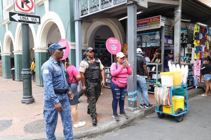 Los pocos policías y metropolitanos solo recorren calles principales, en los callejones no se los ve nunca.