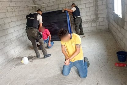 Las víctimas se encontraban atadas de pies y manos. Estaban en una casa rústica.