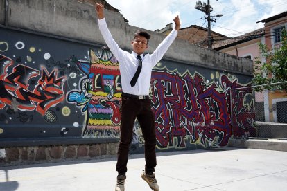 Anthony tomó el curso presencial en la capital. Luego de su graduación regresará a Yantzaza con su familia.