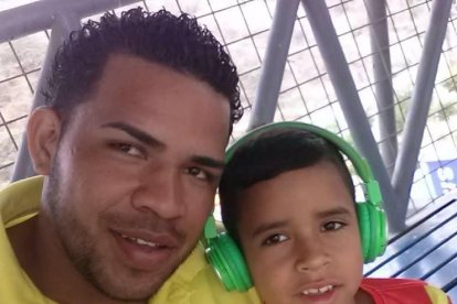 Para el recuerdo, Ray con su hijo Kendry los mega audífonos que estaban de moda.