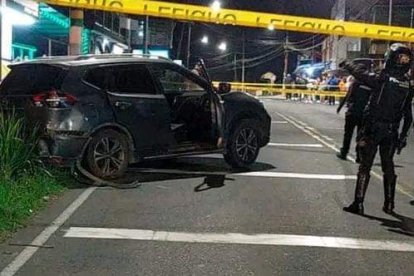 Dentro de este auto plomo, sin placa, fueron baleados padre e hijo. El crimen fue cerca de la casa que arrendaban.
