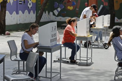 Votantes participan en la primera vuelta de las elecciones, en Quito (Ecuador), en una fotografía de archivo.