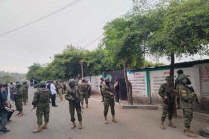 Al menos 20 militares y 10 policías custodian la Unidad Educativa Carlos Pomerio Zambrano, en Canuto, Manabí.