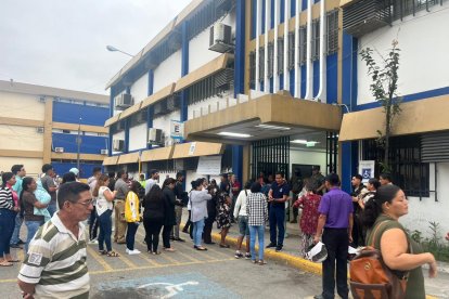 Varias personas acudieron a sufragar a la Universidad de Guayaquil