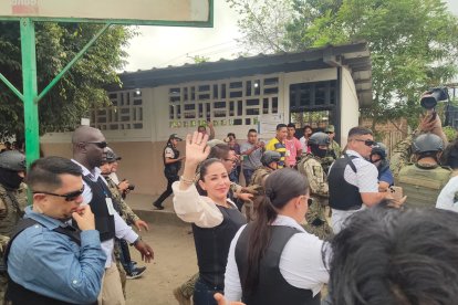 Luisa González llegó a sufragar muy temprano.