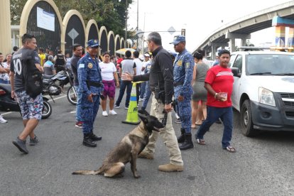 El perro acompaña al mayor Cevallos para detectar cualquier objeto sospechoso.
