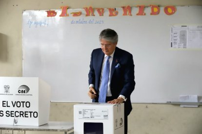 Guillermo Lasso acudió su recinto a votar más temprano de lo programado.