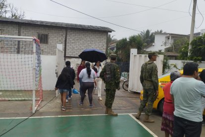 Se registra lluvia en el recinto donde votará Daniel Noboa.