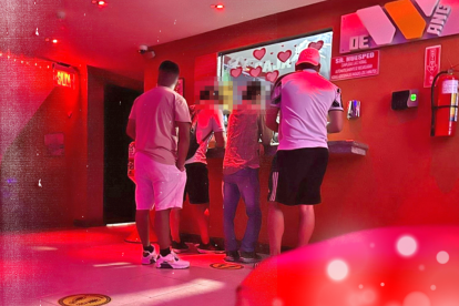 Varios clientes llegaron a reclamar sus cédulas en un motel en el centro de Guayaquil.