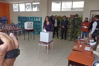 Verónica Abad ejerció su derecho al voto, en Cuenca.