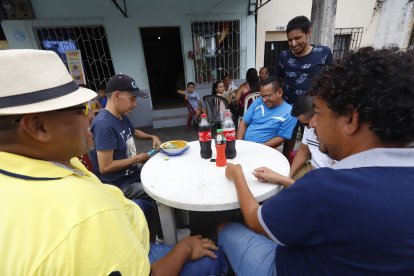 Comiendo entre panas: Wellington de la A, Daniel Cartagena, Álex Bohórquez, Juan Bedoya, Jonathan López  y Byron de la A.