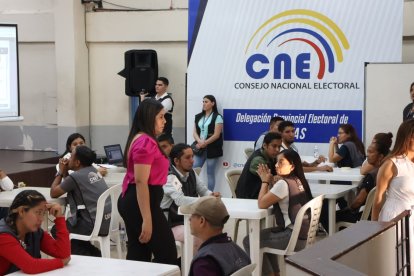 Los miembros de las Juntas Receptoras del Voto empiezan su labor de conteo.