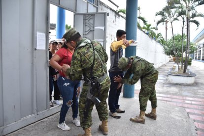 En los recintos electorales de la parroquia Puerto Bolívar, los militares revisaron a todos.