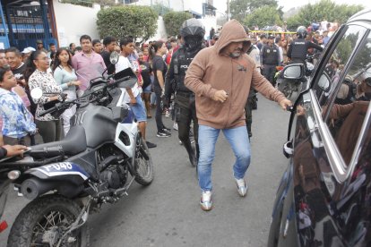 A Dalton Narváez no se le vio más que la ‘chiva’. Su sufragio puso nerviosos a algunos votantes. Acudió con varios custodios.