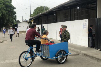 Blanca Cornejo Viejó, de 80 años, pidió que la lleven a sufragar.