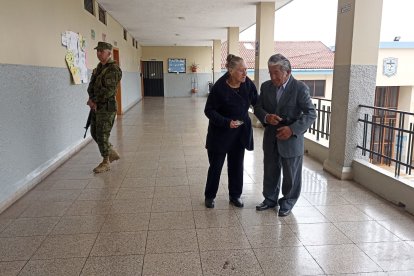 Elvira Vázquez y Juan Illescas, de 76 y 79 años, acudieron a depositar su voto.