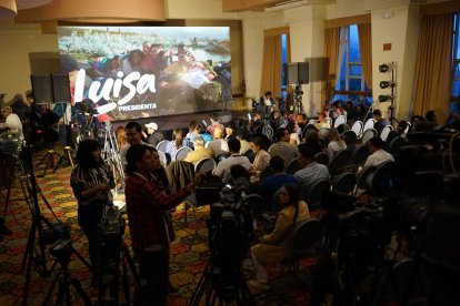 Gente del correísmo espera a su candidata para que se pronuncie.