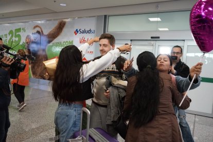 Familiares recibien a los pasajeros que llegaron desde Israel.