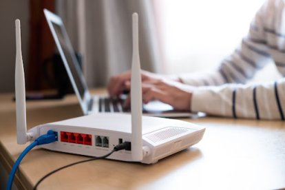 Un router es un dispositivo moderno que te ayuda a recibir y transferir datos e información