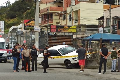 La víctima fue atacada a balas mientras conducía.