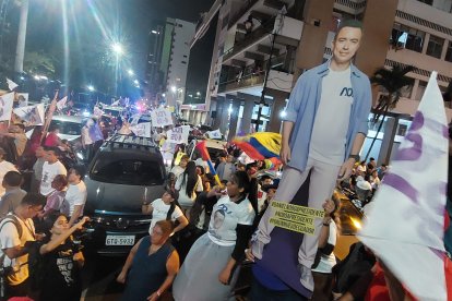 Daniel Noboa estuvo presente en los mitines de sus simpatizantes a través de su imagen de cartón.