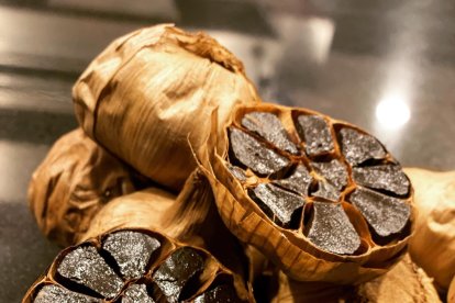 Tiene menos olor, pero provee de más energía que el ajo blanco.