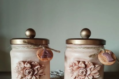 Con un poco de ingenio podrás reutilizar envases de vidrio que te servirán para guardar cosas y decorar el hogar.