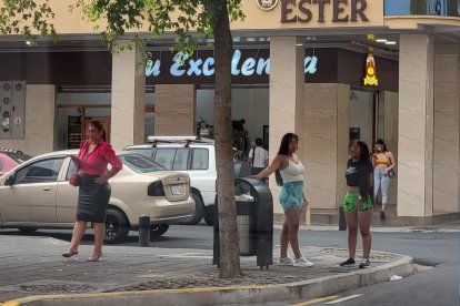 La oferta de sexoservidoras es variada. Los residentes del centro han pedido más control a la policía.