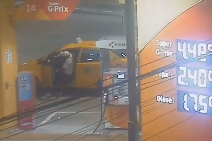 Cámaras de seguridad grabaron la persecución, hasta que se volcó el vehículo perseguido