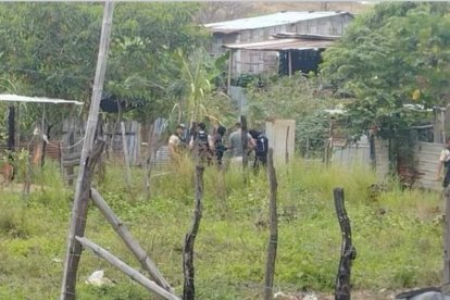 Agentes policiales revisaron alrededor de la vivienda donde se produjo el hecho violento.