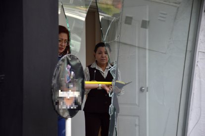 Las trabajadoras de la galería, preocupadas, medían el espacio de los ventanales para ubicar los  nuevos vidrios.