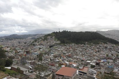 Esta es la vista que hay desde el patio de una casa. Se observa El Panecillo.