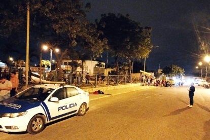 Agentes policiales acordonaron el sitio donde se produjo el doble crimen, en La Libertad.