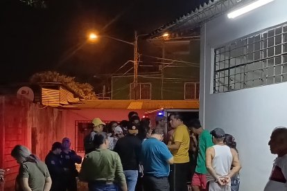 Tristeza y dolor entre los familiares y amigos que llegaron a la morgue de Quevedo.