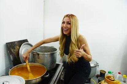 Jasu Montero meneando la olla.