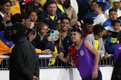 Kendry Páez de Ecuador se toma fotos con sus seguidores, al final de un partido de las Eliminatorias Sudamericanas.